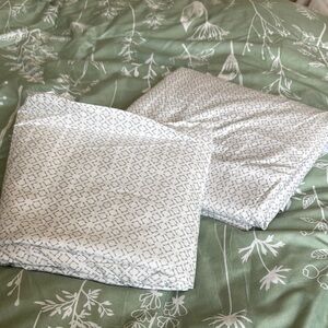 Elegant Gray Patterned Bedding Set